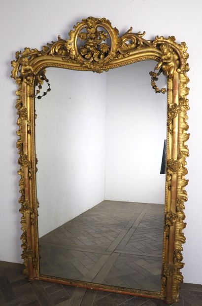 null Grand miroir rectangulaire en bois et stuc doré, le fronton ajouré à décor rocaille...