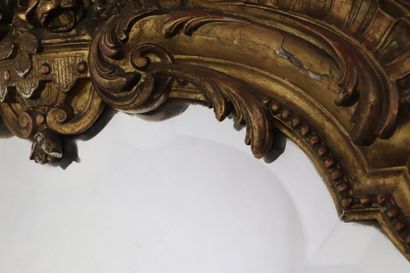null Wood and gilded stucco mirror, the pediment with shell and flowers.

Louis XV...