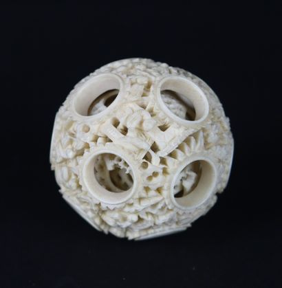 null CHINA.

Canton ball in carved ivory with traditional scenes and stars.

End...