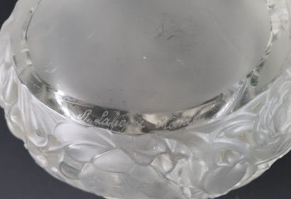 null 
LALIQUE France.




Boîte ovale en verre moulé pressé, modèle "Dinard".




Signée...