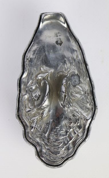 null GOUAILLE.

Silver plated metal saltshaker forming an oyster.

H_5 cm W_12,5...