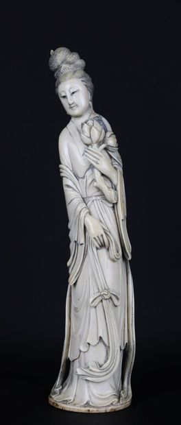 null CHINA, circa 1900-1920.

Carved ivory guanyin holding a bouquet.

H_27,5 cm