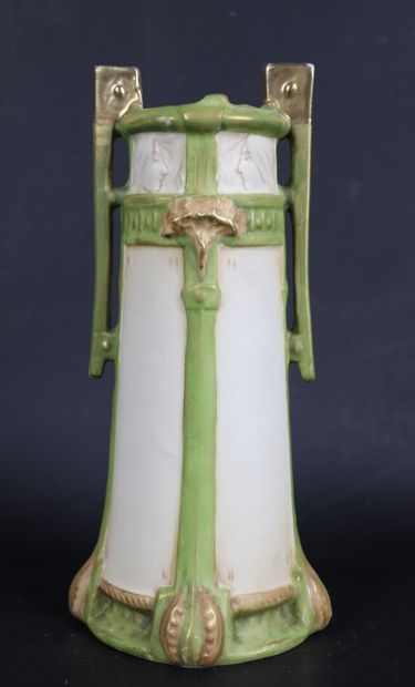 null ROYAL DUX.

Vase en biscuit, le col orné de profils de femme.

Vers 1900.

H_20,5...