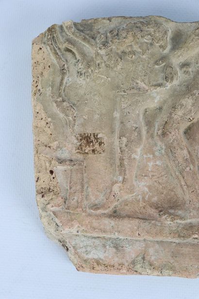null Fragment d'une urne funéraire étrusque.

H_15,8 cm L_15,8 cm