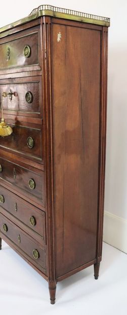 null 
Mahogany and mahogany veneer desk with four drawers and a flap. 




The round...