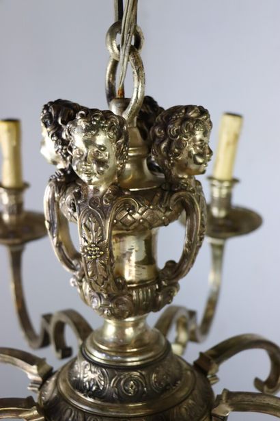 null Lustre en bronze argenté à décor de quatre amours. 

Style Louis XIV.

H_51...