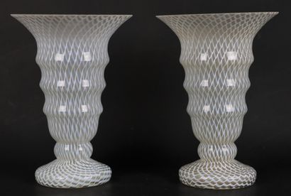 null 
Paire de vases cornets en verre de venise à décor de grillagé lattimo.




H_21,4...