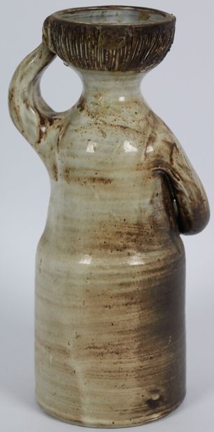 null Jacques POUCHAIN (1925-2015), atelier DIEULEFIT.

Vase anthropomorphe en grés...