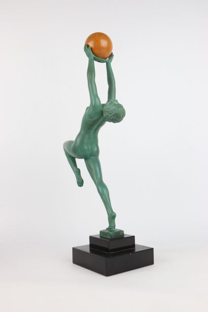null MAX LE VERRIER (1891-1973).

Femme à la balle.

Statue en régule à patine verte...