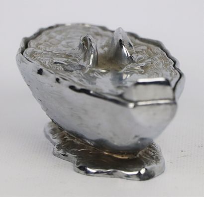 null GOUAILLE.

Silver plated metal saltshaker forming an oyster.

H_5 cm W_12,5...