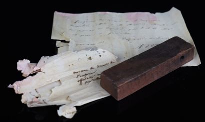 null [NAPOLEON 1er] - Relique.

Fragment du cercueil de l'Empereur Napoléon Ier.

H_2,8...