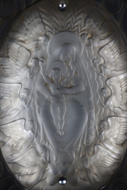 null René LALIQUE (1860-1945).

Vierge à l'enfant entourée dans une mandorle d'anges,...