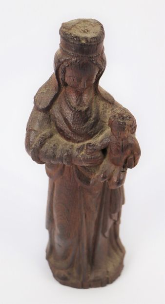 null 
Vierge à l'enfant en chêne sculpté.




XVIIème siècle.




H_33,5 cm, manque...