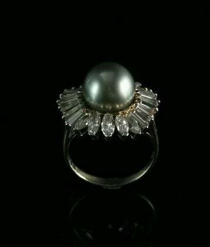 null Bague en or jaune "jupon" ornée d'une perle de Tahiti entourée de diamants tailles...