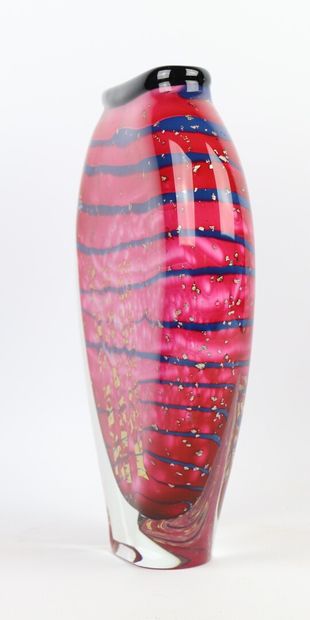 null Alain GUILLOT (né en 1948).

Vase méplat en verre à panse aplatie à décor intercalaire...