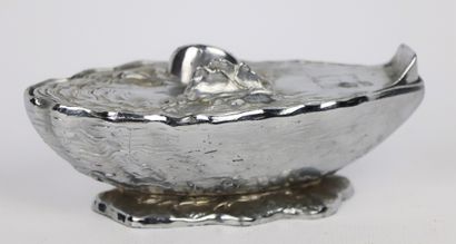 null GOUAILLE.

Silver plated metal saltshaker forming an oyster.

H_5 cm W_12,5...