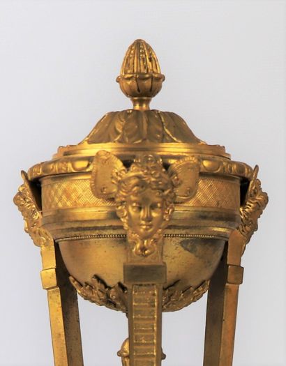 null Paire d'athéniennes en bronze doré à décor d'un pot couvert à frétel formant...