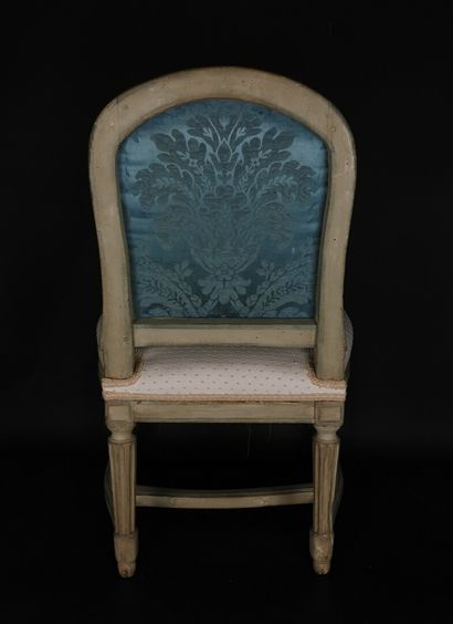 null Moulded and carved wooden chair, lacquered.

Fluted legs connected by a spacer.

Stamped...