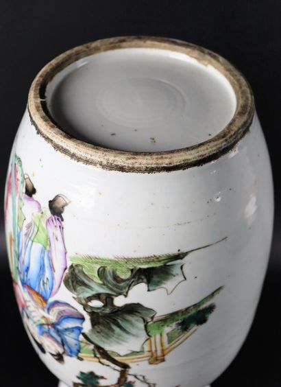 null CHINE, XXème.

Vase balustre en porcelaine à décor polychrome de personnages...