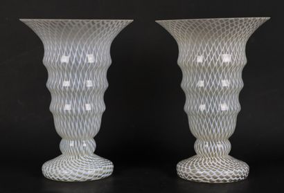 null 
Paire de vases cornets en verre de venise à décor de grillagé lattimo.




H_21,4...