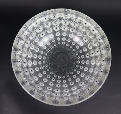 null LALIQUE France.

Coupe ronde en cristal moulé pressé satiné, modèle "Nemours",...