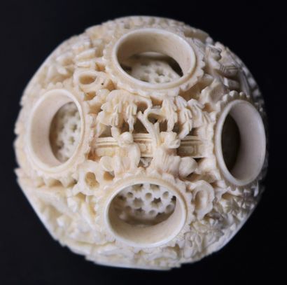 null CHINA.

Canton ball in carved ivory with traditional scenes and stars.

End...