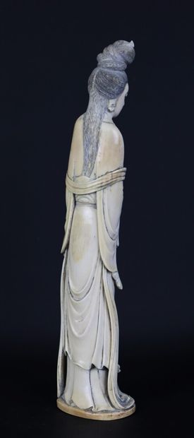 null CHINE, vers 1900-1920.

Guanyin en ivoire sculpté tenant un bouquet.

H_27,5...