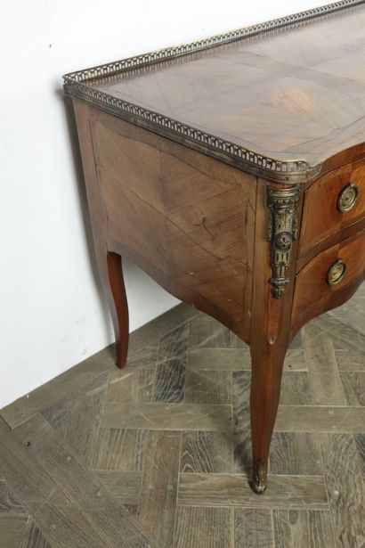 null Antique desk in veneer marquetry opening to four drawers, distributed on two...