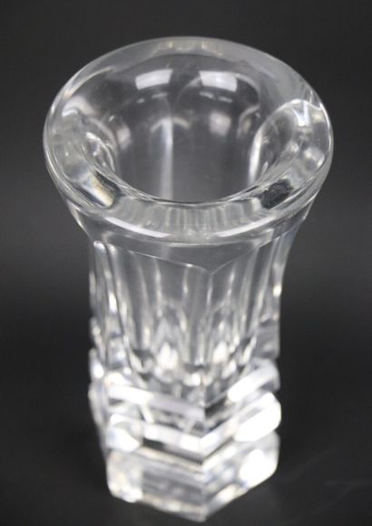 null DAUM Nancy France.

Vase en cristal taillé à piètement hexagonal et col évasé...