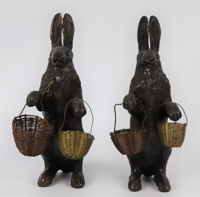 null Paire de lapins en bronze à patine brune retenant chacun deux paniers en métal...