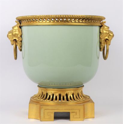null Cache-pot en porcelaine céladon, la monture en bronze doré à décor de frise...