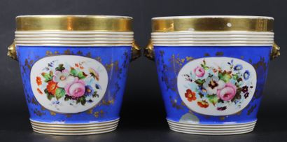 null PARIS. 

Paire de cache-pots en porcelaine à décor de médaillons fleuris sur...