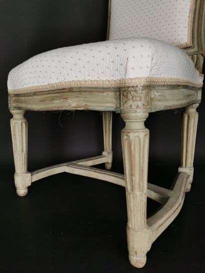 null Chaise en bois mouluré et sculpté, laqué.

Pieds cannelés rudentés reliés par...