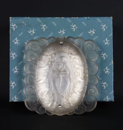 null René LALIQUE (1860-1945).

Vierge à l'enfant entourée dans une mandorle d'anges,...