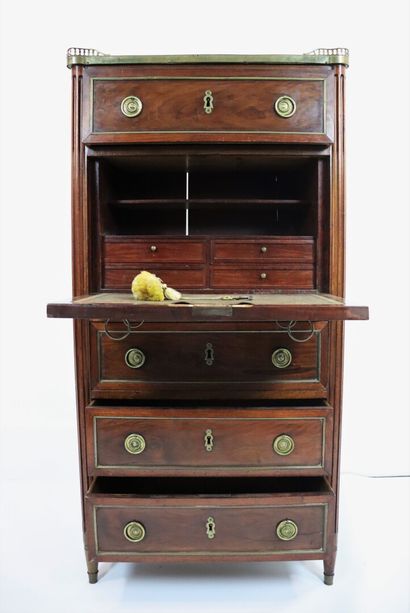 null 
Mahogany and mahogany veneer desk with four drawers and a flap. 




The round...