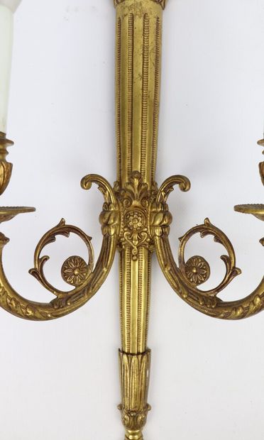 null Importante applique en bronze doré à deux lumières à décor d'une torchère. 

Style...