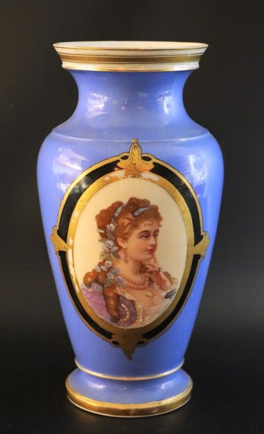 null PARIS. 

Vase en porcelaine à décor d'un médaillon figurant le portrait d'une...