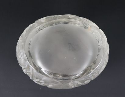 null 
LALIQUE France.




Oval box in pressed moulded glass, model "Dinard".




Signed...