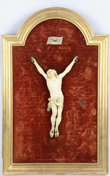 Christ en ivoire sculpté dans un cadre à...