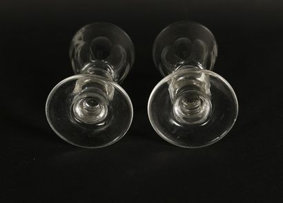 null SERVICE DE TABLE DE L'EMPEREUR NAPOLEON III.

Deux verres à liqueur en cristal...
