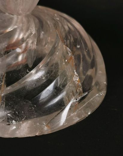 null Paire de bougeoirs en cristal de roche taillé.

H_17,8 cm, pour le cristal.

éclats...