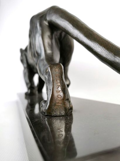 null Serge ZELIKSON (1890-1966). 

Panthère en marche.

Bronze à patine brun-vert,...