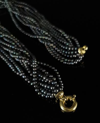 null 
Important collier comprenant neuf rangs de perles et fermoir en or jaune.




L_...