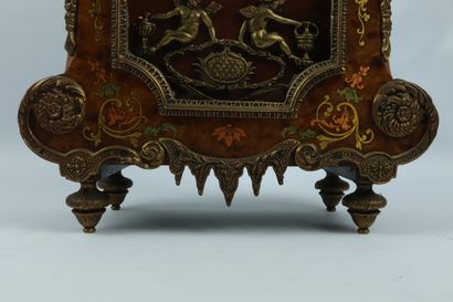 null Cartel en marqueterie et bronze doré.

Dans le style Louis XIV, vers 1900.

H_47...