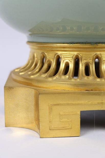 null Cache-pot en porcelaine céladon, la monture en bronze doré à décor de frise...