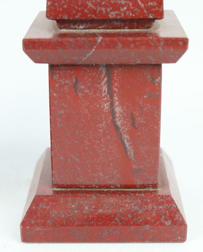 null Paire d'obélisques en marbre rouge griotte veiné taillé. 

H_41 cm