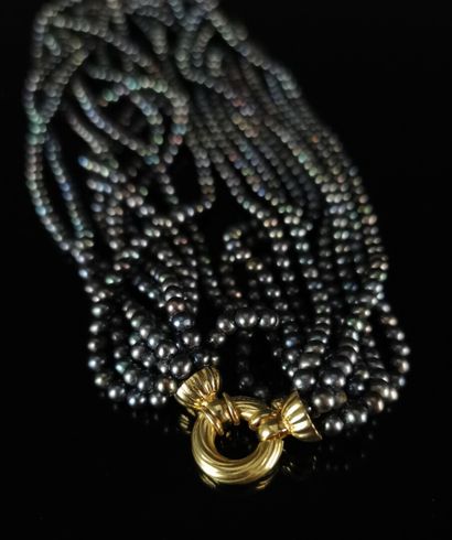 null 
Important collier comprenant neuf rangs de perles et fermoir en or jaune.




L_...