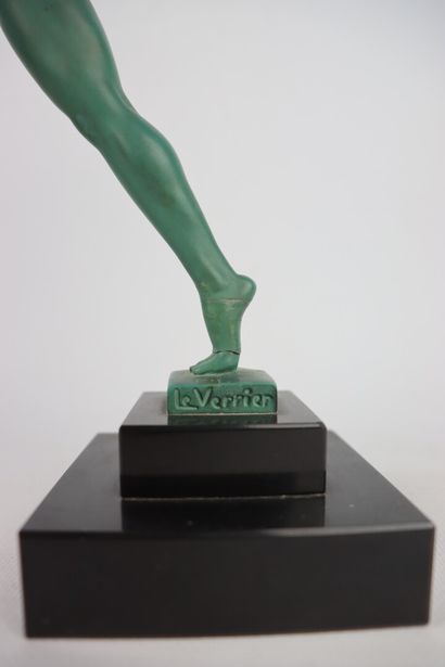 null MAX LE VERRIER (1891-1973).

Femme à la balle.

Statue en régule à patine verte...