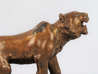 null JAPAN, 20th century

Roaring tiger. 

Bronze with golden patina, signed, on...