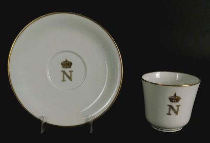 null SEVRES et PARIS.

Ensemble de quatre tasses et quatre sous-tasses en porcelaine...